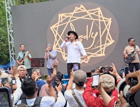  Fantastic Fiesta: Revelations About Fadly Padi's Unexpected Collaboration with Vietnamese Artists!